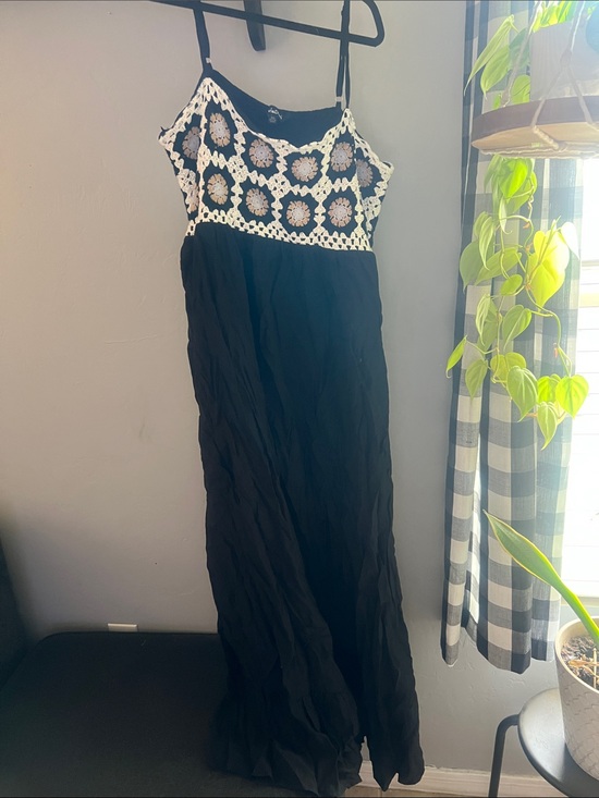 DAVI & DANI Dresses & Skirts - DAVI & DANI Black Maxi Dress with White Crochet Bodice